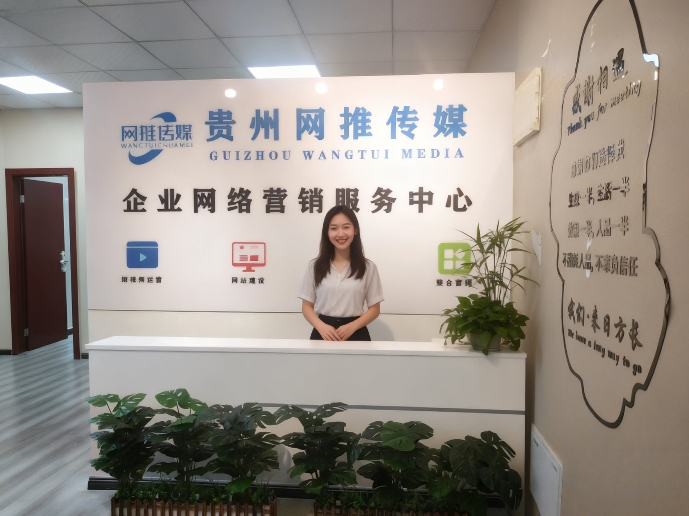 公司实拍：团队办公与项目讨论场景